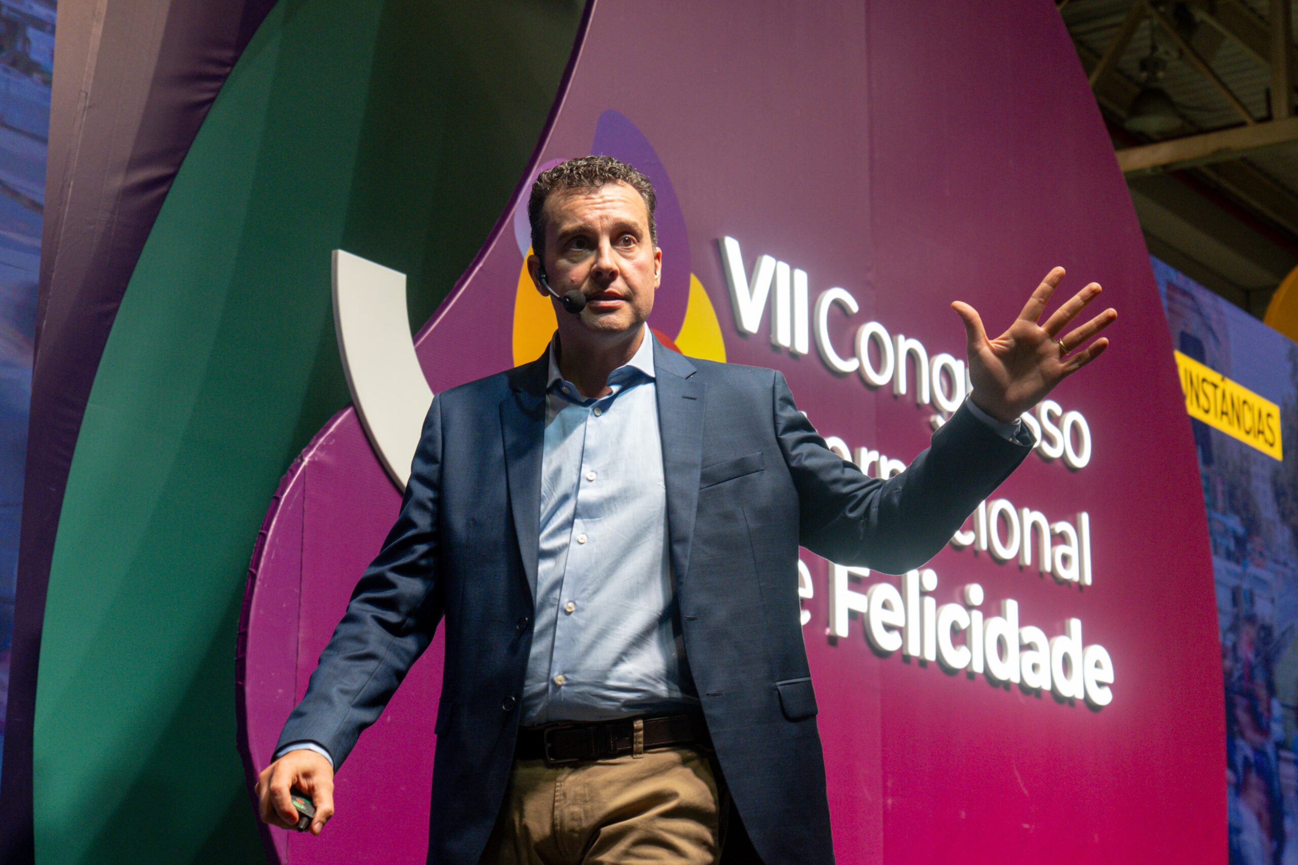 Henrique Bueno palestrando no VII Congresso de Felicidade